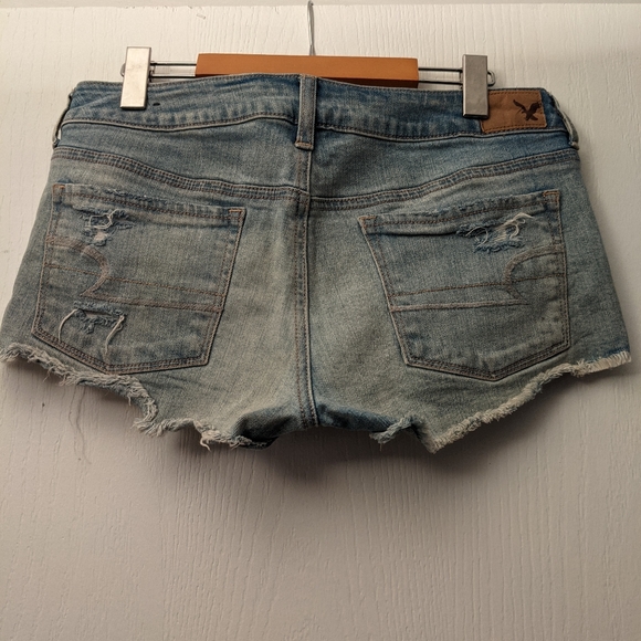 Distressed denim shorts with peekaboo lace pockets - Picture 2 of 4